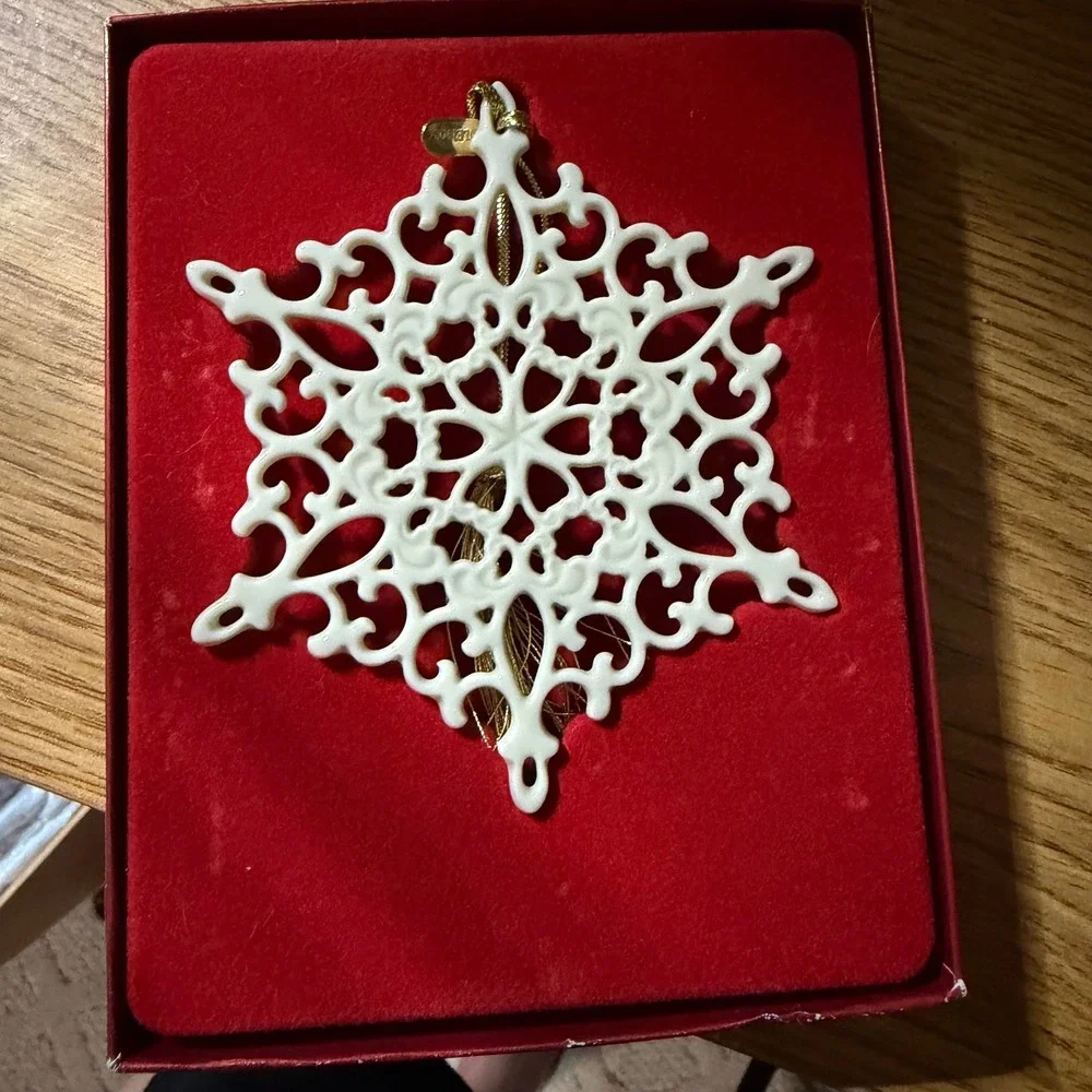 Lenox 2001 Annual Snow Fantasies Snowflake Ornament Ivory China 6119788 USA